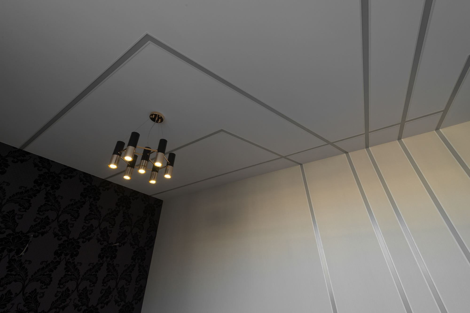 Тканевый натяжной потолок Descor со светящимися линиями, с профилем для светодиодной ленты, потолок в гостиной, в зал, натяжные потолки спб, компания априори, монтаж натяжных потолков, в санкт-петербурге