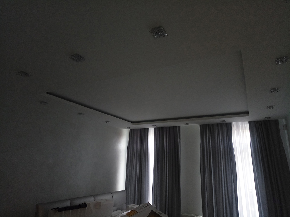 Белый натяжной потолок в спальню, ПВХ матовый, двухуровневый потолк с подсветкой и перегибом под штору, натяжные потолки в спб, санкт-петербург, априори